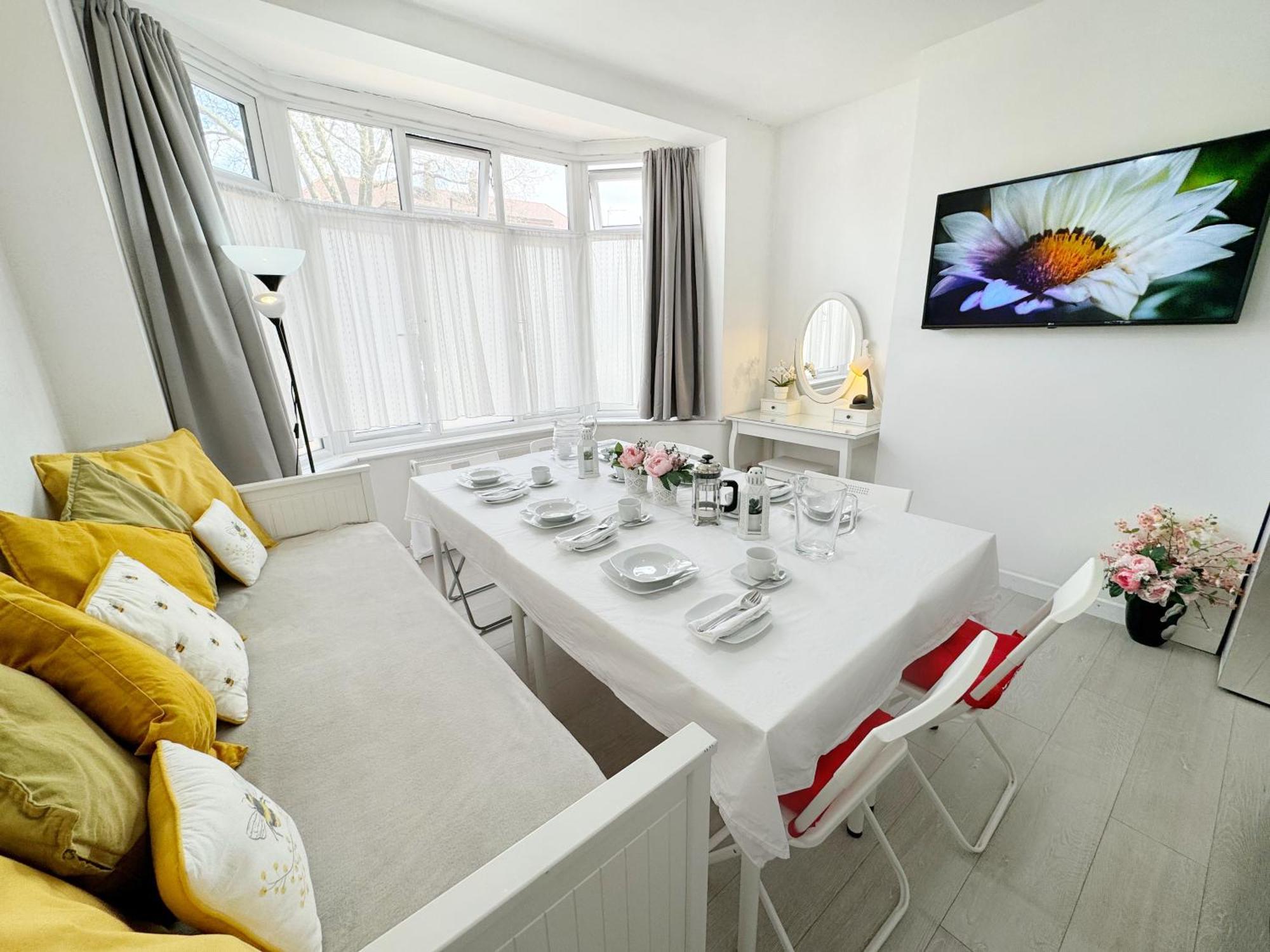 Luxurious House Near Excel- Air Conditioning, 9 Beds, 2 Baths, Garden, Fast Wifi London Exterior photo